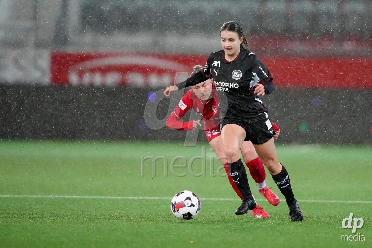 Schweiz: AXA Womens Super League 2025/26, FC Thun vs FC St.Gallen 1879 - Stockhorn Arena, Thun: Shenia Schmid (61 Thun) im Duell mit Anika Seliner (33 FC St.Gallen)