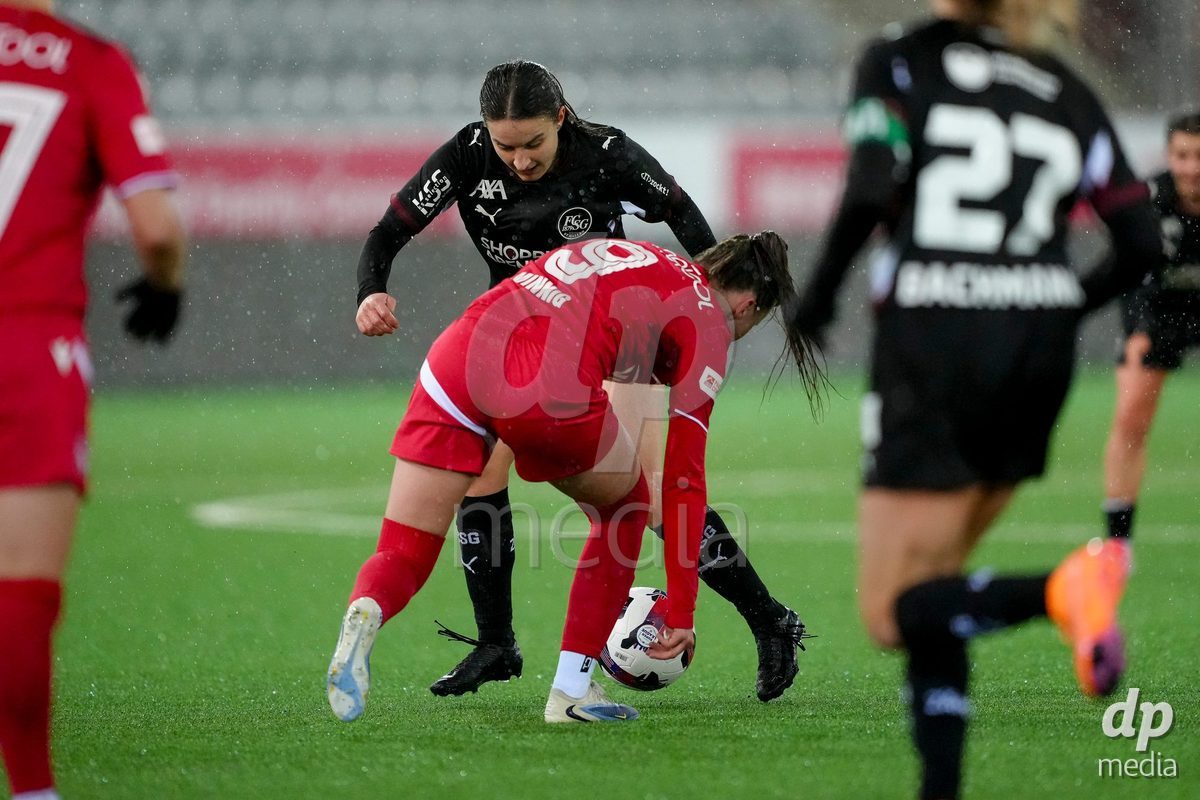 Schweiz: AXA Womens Super League 2025/26, FC Thun vs FC St.Gallen 1879 - Stockhorn Arena, Thun: Anika Seliner (33 FC St.Gallen) im Duell mit Janine Minnig (9 Thun)