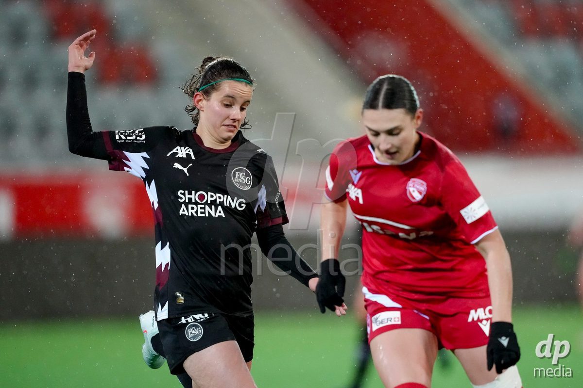 Schweiz: AXA Womens Super League 2025/26, FC Thun vs FC St.Gallen 1879 - Stockhorn Arena, Thun: Yael Aeberhard (17 FC St.Gallen) im Duell mit Jael Jost (77 Thun)