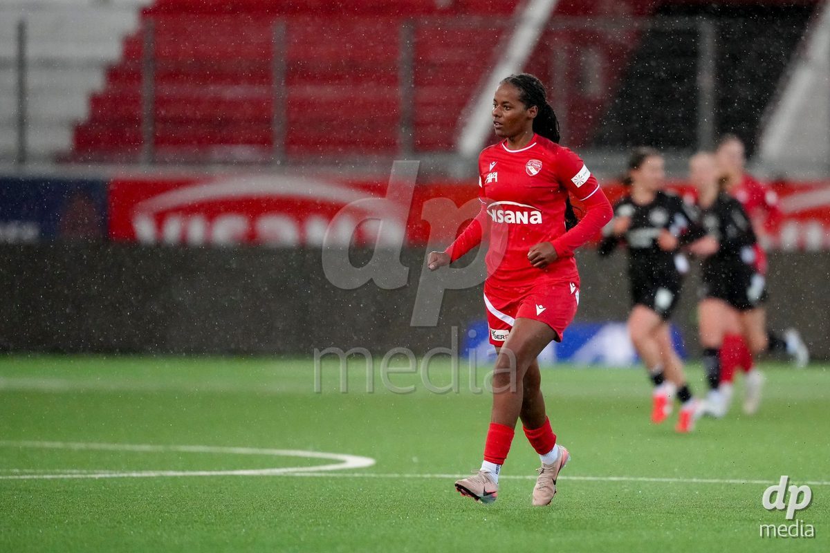 Schweiz: AXA Womens Super League 2025/26, FC Thun vs FC St.Gallen 1879 - Stockhorn Arena, Thun: Vanessa Wenger (20 Thun) in Aktion