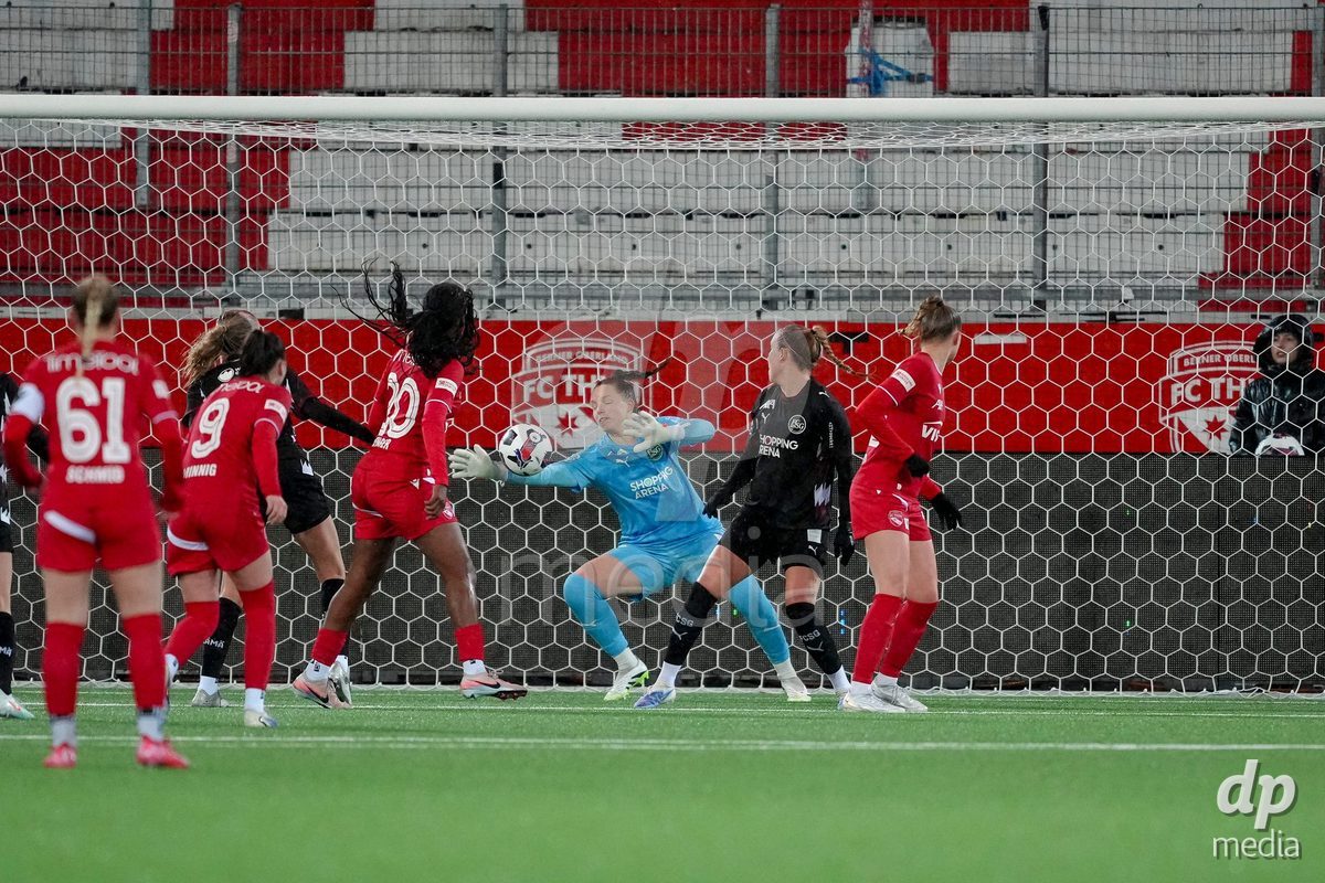 Schweiz: AXA Womens Super League 2025/26, FC Thun vs FC St.Gallen 1879 - Stockhorn Arena, Thun: Torhüterin Sandra Klug (25 FC St.Gallen) mit einer Parade
