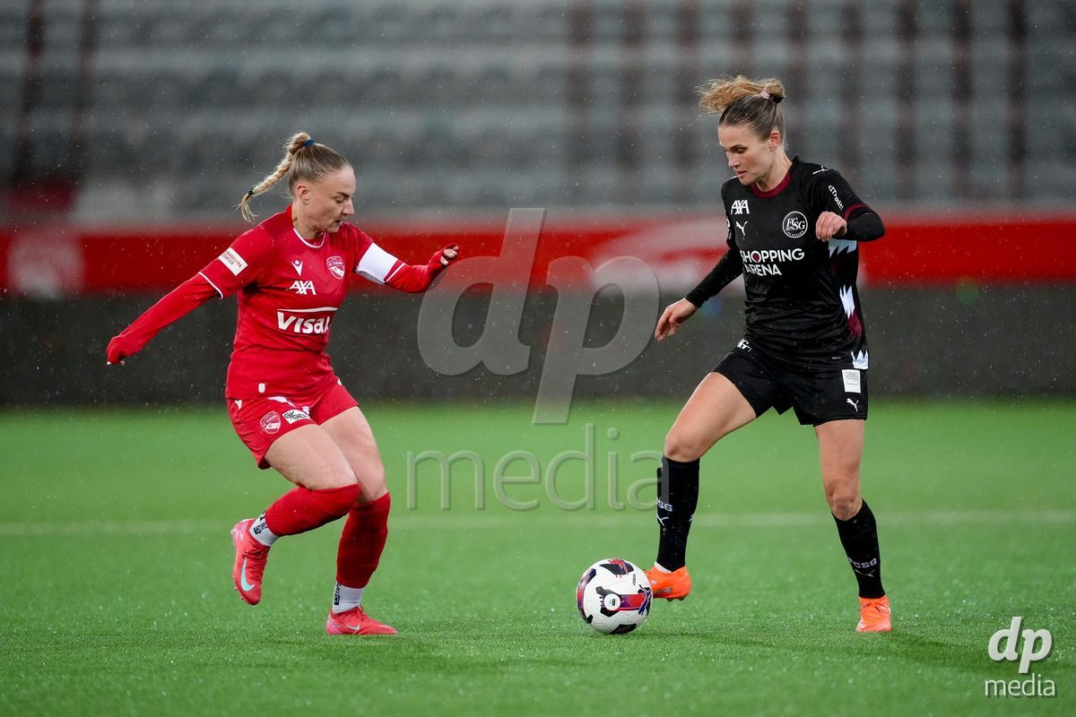 Schweiz: AXA Womens Super League 2025/26, FC Thun vs FC St.Gallen 1879 - Stockhorn Arena, Thun: Shenia Schmid (61 Thun) im Duell mit Sara Nilsson (7 FC St.Gallen)