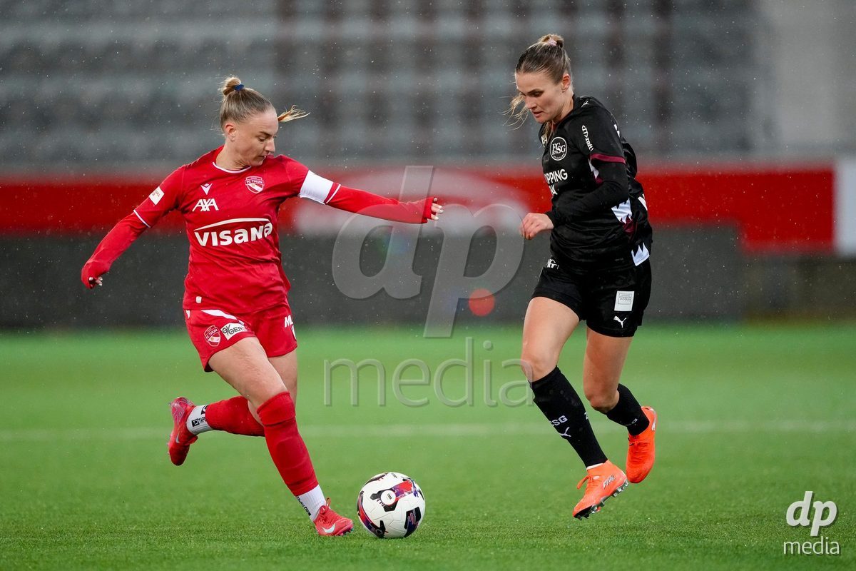 Schweiz: AXA Womens Super League 2025/26, FC Thun vs FC St.Gallen 1879 - Stockhorn Arena, Thun: Shenia Schmid (61 Thun) im Duell mit Sara Nilsson (7 FC St.Gallen)