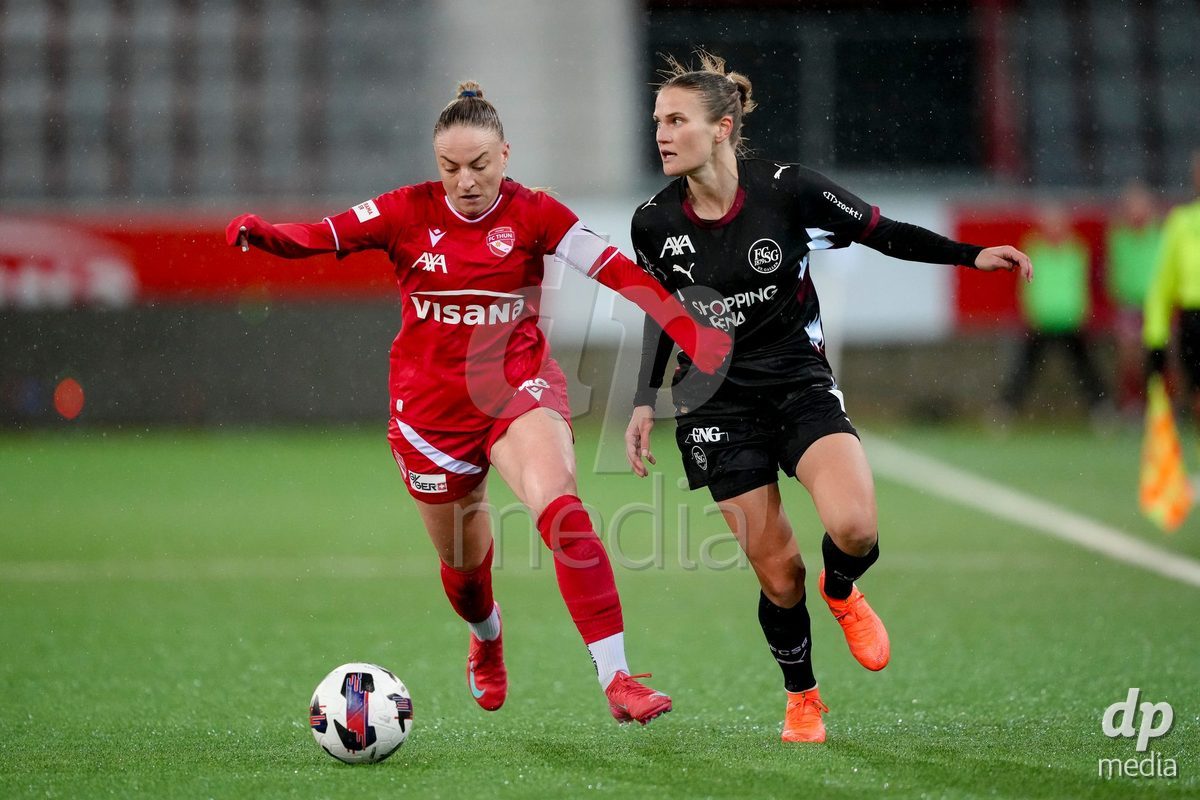 Schweiz: AXA Womens Super League 2025/26, FC Thun vs FC St.Gallen 1879 - Stockhorn Arena, Thun: Shenia Schmid (61 Thun) im Duell mit Sara Nilsson (7 FC St.Gallen)
