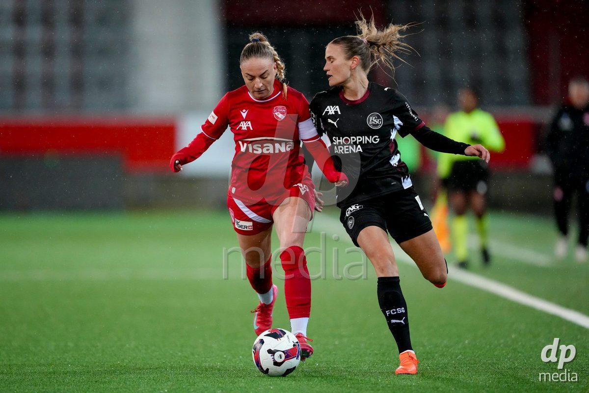 Schweiz: AXA Womens Super League 2025/26, FC Thun vs FC St.Gallen 1879 - Stockhorn Arena, Thun: Shenia Schmid (61 Thun) im Duell mit Sara Nilsson (7 FC St.Gallen)