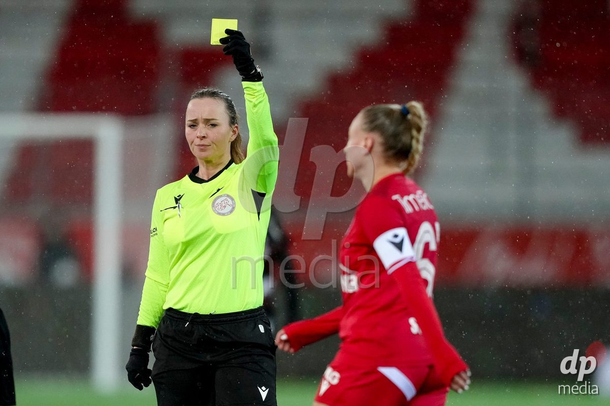 Schweiz: AXA Womens Super League 2025/26, FC Thun vs FC St.Gallen 1879 - Stockhorn Arena, Thun: Shenia Schmid (61 Thun) bekommt eine gelbe Karte von Schiedsrichterin Vanessa Mühlheim