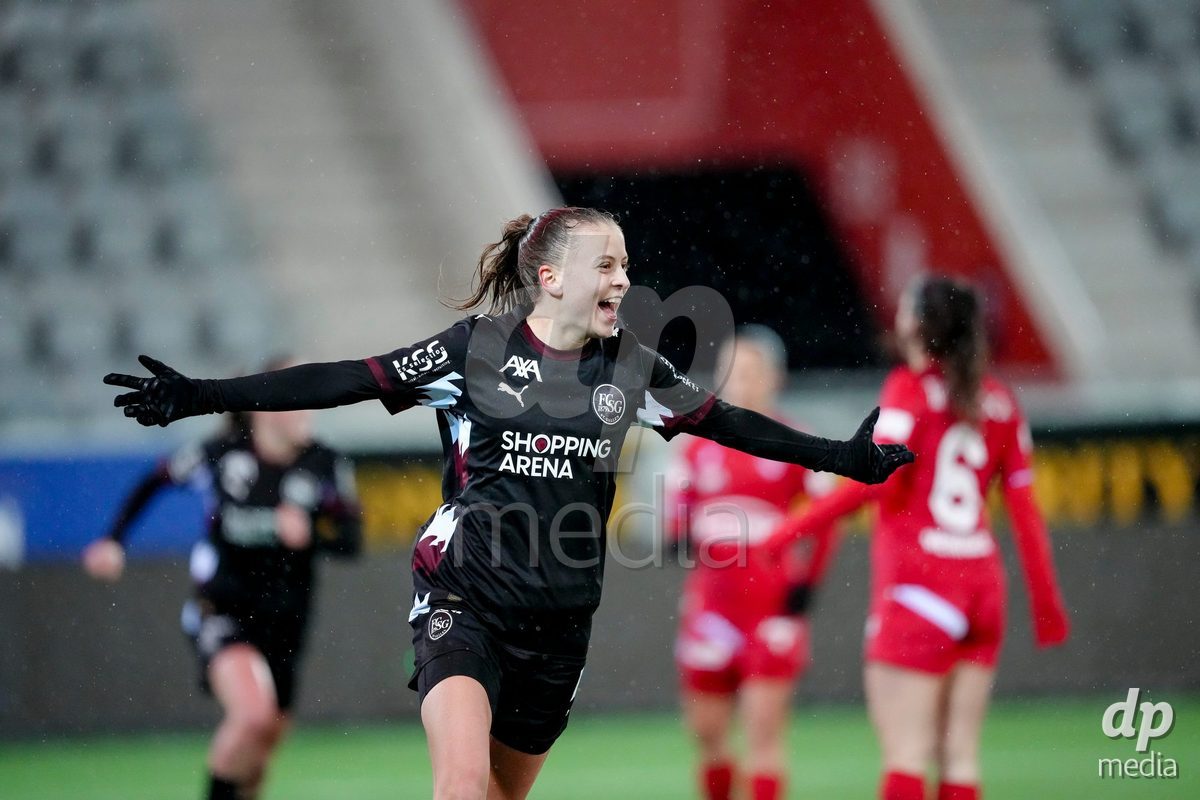 Schweiz: AXA Womens Super League 2025/26, FC Thun vs FC St.Gallen 1879 - Stockhorn Arena, Thun: Lea Eisenring (23 FC St.Gallen) jubelt nach ihrem Tor