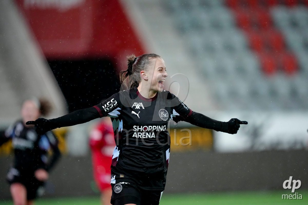 Schweiz: AXA Womens Super League 2025/26, FC Thun vs FC St.Gallen 1879 - Stockhorn Arena, Thun: Lea Eisenring (23 FC St.Gallen) jubelt nach ihrem Tor