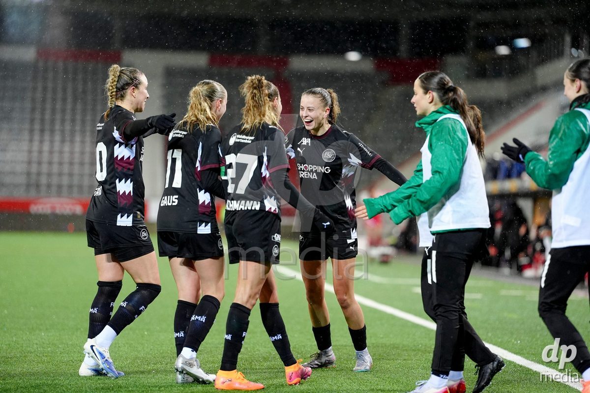 Schweiz: AXA Womens Super League 2025/26, FC Thun vs FC St.Gallen 1879 - Stockhorn Arena, Thun: Lea Eisenring (23 FC St.Gallen) jubelt nach ihrem Tor mit dem Team