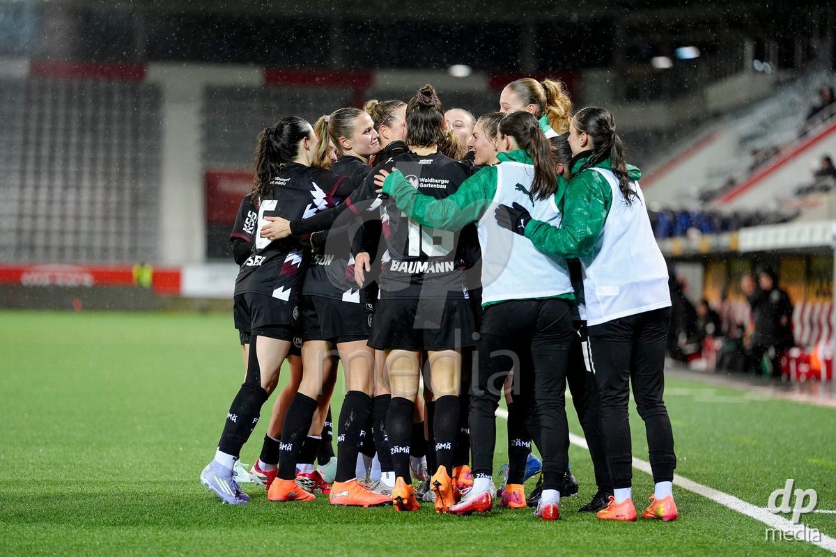 Schweiz: AXA Womens Super League 2025/26, FC Thun vs FC St.Gallen 1879 - Stockhorn Arena, Thun: Lea Eisenring (23 FC St.Gallen) jubelt nach ihrem Tor mit dem Team
