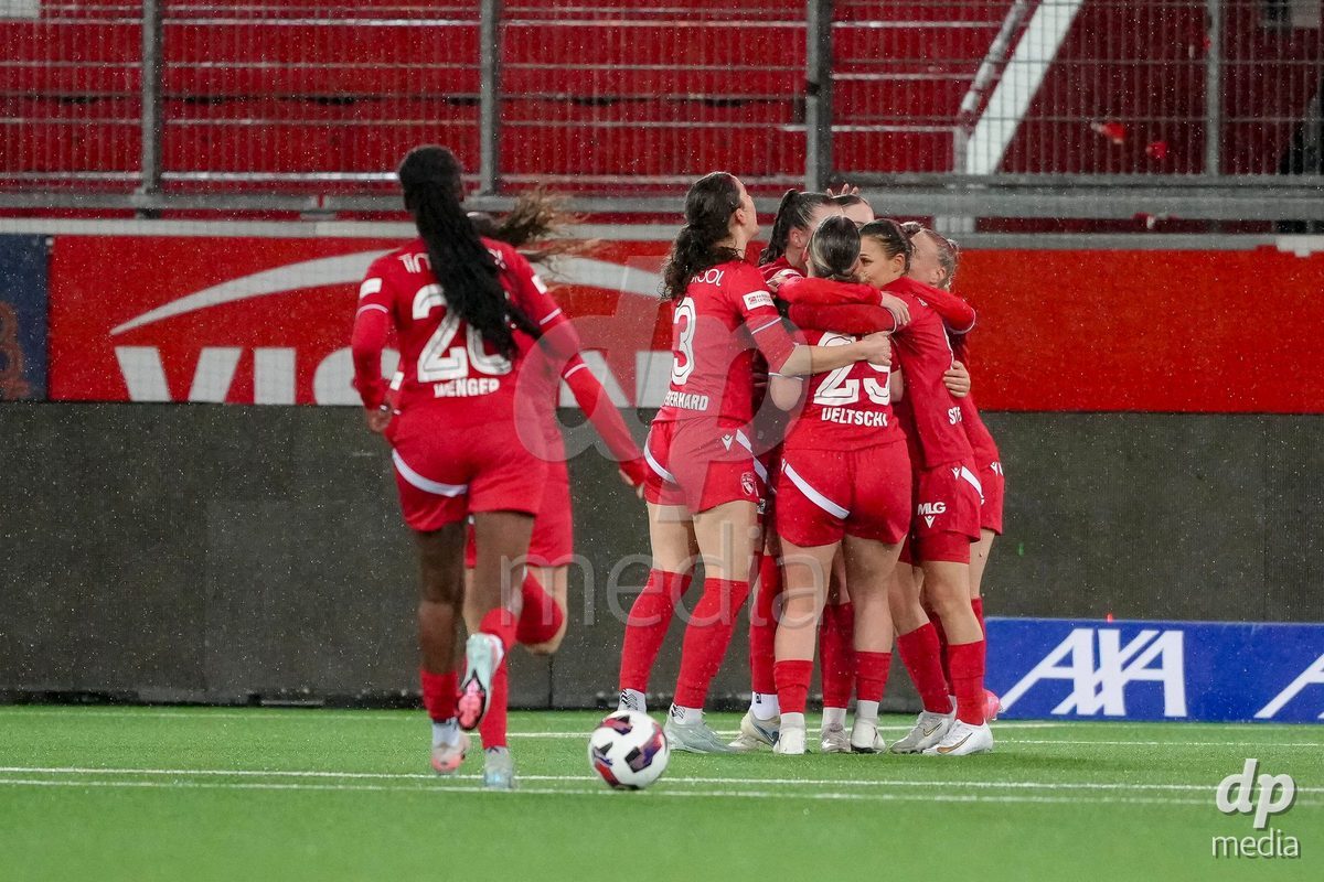 Schweiz: AXA Womens Super League 2025/26, FC Thun vs FC St.Gallen 1879 - Stockhorn Arena, Thun: Rilana Ueltschi (29 Thun) jubelt nach ihrem Tor mit dem Team