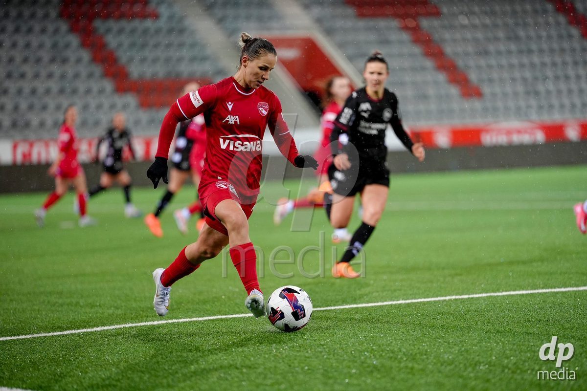Schweiz: AXA Womens Super League 2025/26, FC Thun vs FC St.Gallen 1879 - Stockhorn Arena, Thun: Simona Rumyanova Stefanova (8 Thun) in Aktion