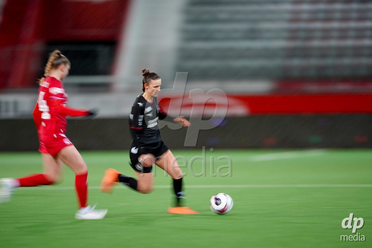Schweiz: AXA Womens Super League 2025/26, FC Thun vs FC St.Gallen 1879 - Stockhorn Arena, Thun: Lena Frischknecht (35 FC St.Gallen) im Duell mit Celine Schmid (34 Thun)