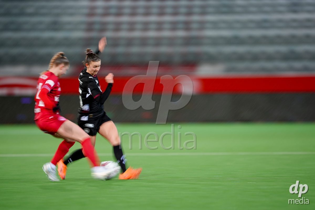 Schweiz: AXA Womens Super League 2025/26, FC Thun vs FC St.Gallen 1879 - Stockhorn Arena, Thun: Lena Frischknecht (35 FC St.Gallen) im Duell mit Celine Schmid (34 Thun)