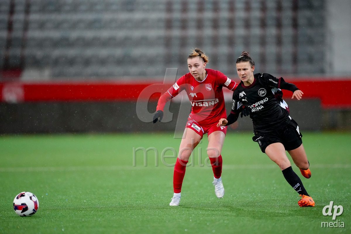 Schweiz: AXA Womens Super League 2025/26, FC Thun vs FC St.Gallen 1879 - Stockhorn Arena, Thun: Lena Frischknecht (35 FC St.Gallen) im Duell mit Celine Schmid (34 Thun)
