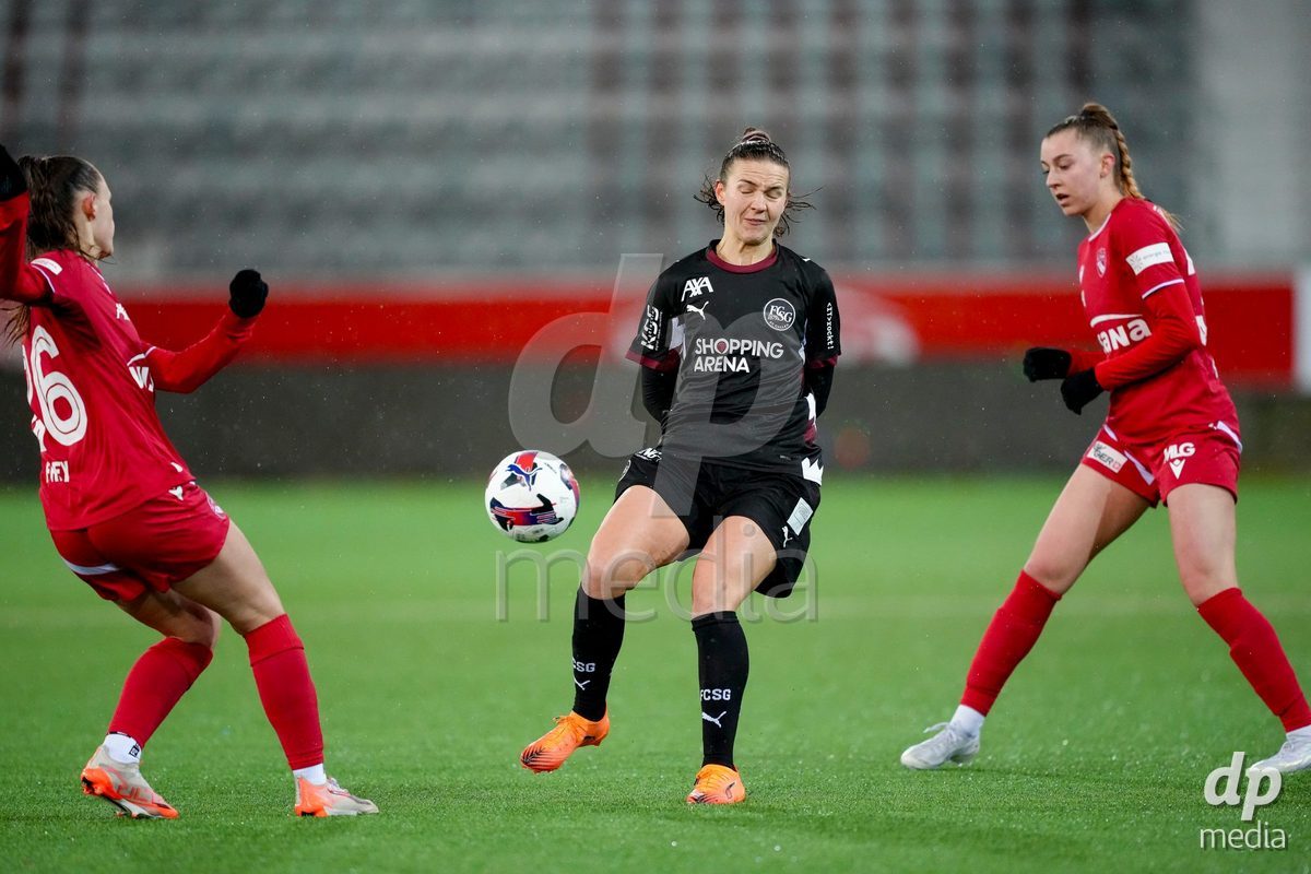Schweiz: AXA Womens Super League 2025/26, FC Thun vs FC St.Gallen 1879 - Stockhorn Arena, Thun: Celine Frey (26 Thun) mit der Befreiung gegen Lena Frischknecht (35 FC St.Gallen)