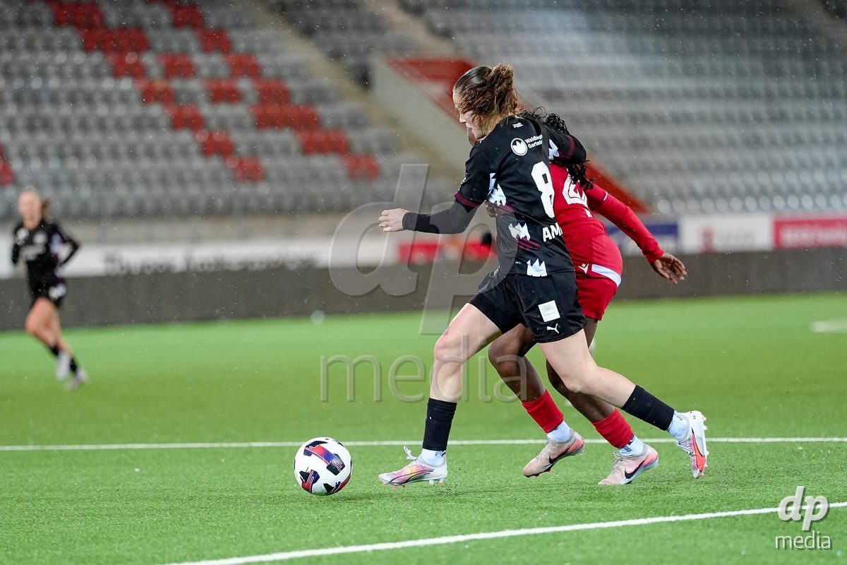 Schweiz: AXA Womens Super League 2025/26, FC Thun vs FC St.Gallen 1879 - Stockhorn Arena, Thun: Lia Ammann (8 FC St.Gallen) im Duell mit Vanessa Wenger (20 Thun)