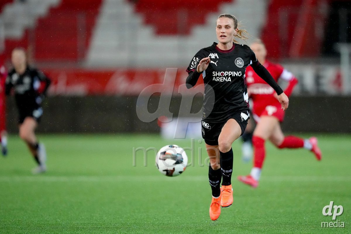 Schweiz: AXA Womens Super League 2025/26, FC Thun vs FC St.Gallen 1879 - Stockhorn Arena, Thun: Sara Nilsson (7 FC St.Gallen) in Aktion