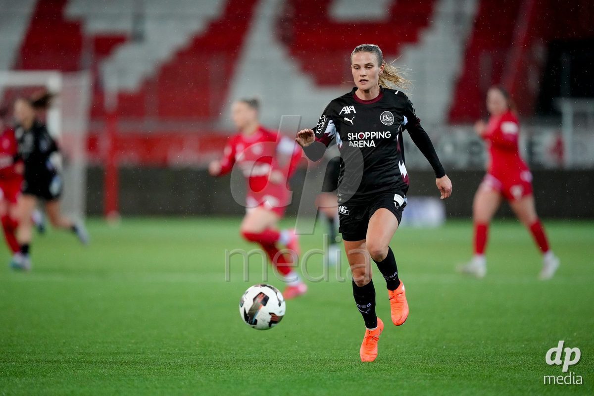 Schweiz: AXA Womens Super League 2025/26, FC Thun vs FC St.Gallen 1879 - Stockhorn Arena, Thun: Sara Nilsson (7 FC St.Gallen) in Aktion