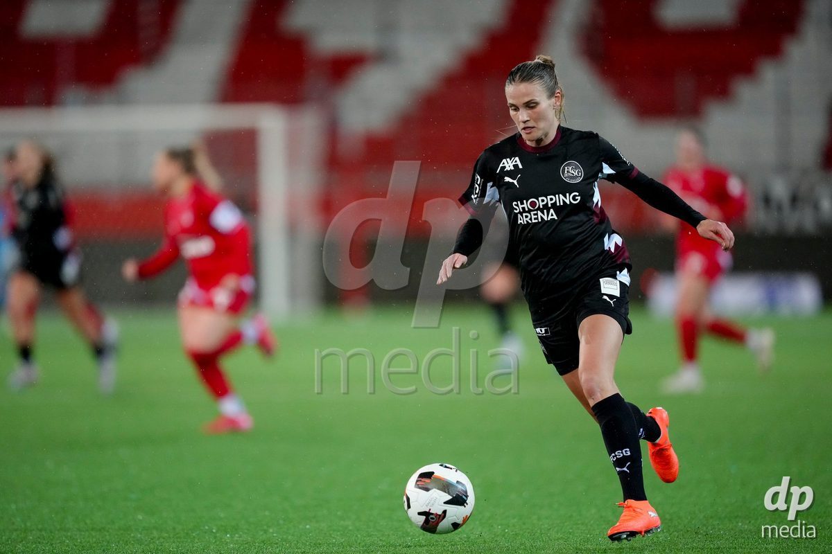 Schweiz: AXA Womens Super League 2025/26, FC Thun vs FC St.Gallen 1879 - Stockhorn Arena, Thun: Sara Nilsson (7 FC St.Gallen) in Aktion