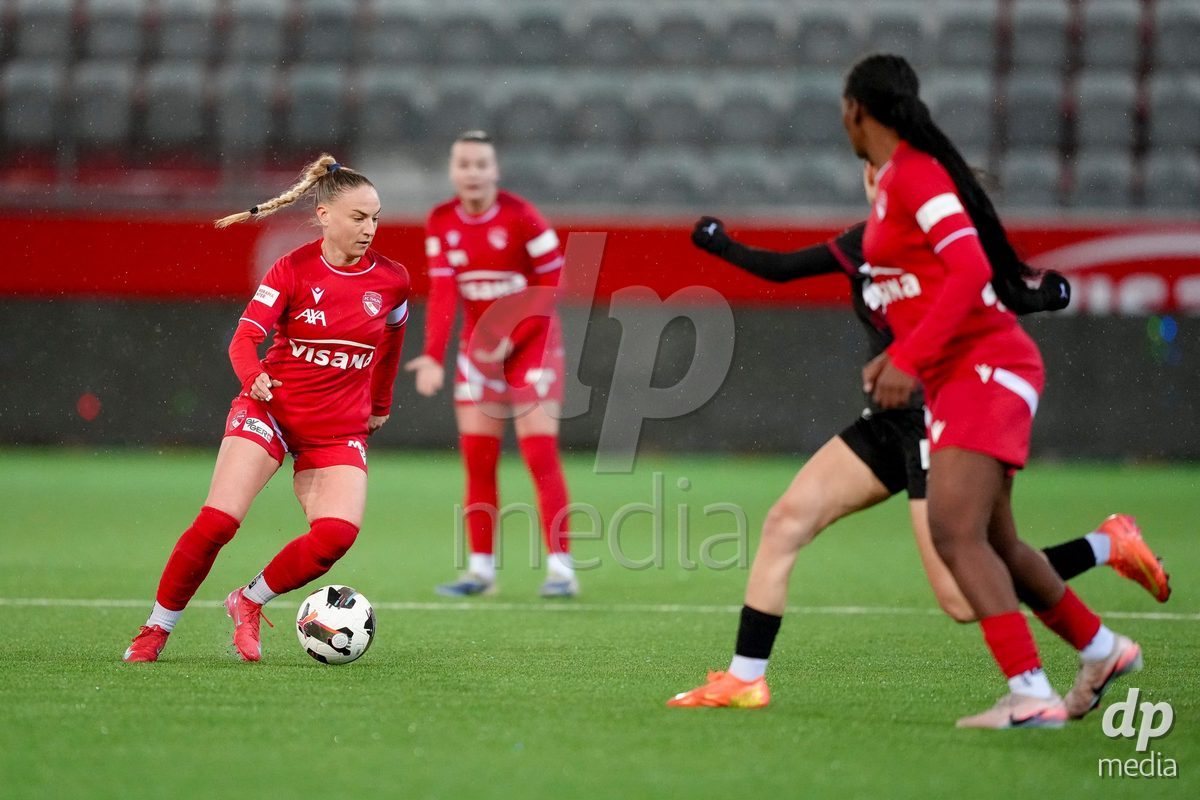 Schweiz: AXA Womens Super League 2025/26, FC Thun vs FC St.Gallen 1879 - Stockhorn Arena, Thun: Shenia Schmid (61 Thun) in Aktion