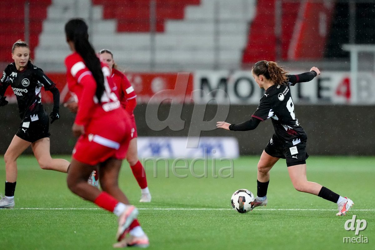 Schweiz: AXA Womens Super League 2025/26, FC Thun vs FC St.Gallen 1879 - Stockhorn Arena, Thun: Lia Ammann (8 FC St.Gallen) in Aktion