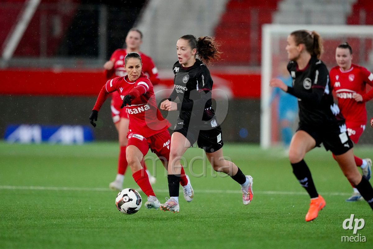 Schweiz: AXA Womens Super League 2025/26, FC Thun vs FC St.Gallen 1879 - Stockhorn Arena, Thun: Lia Ammann (8 FC St.Gallen) im Duell mit Simona Rumyanova Stefanova (8 Thun)