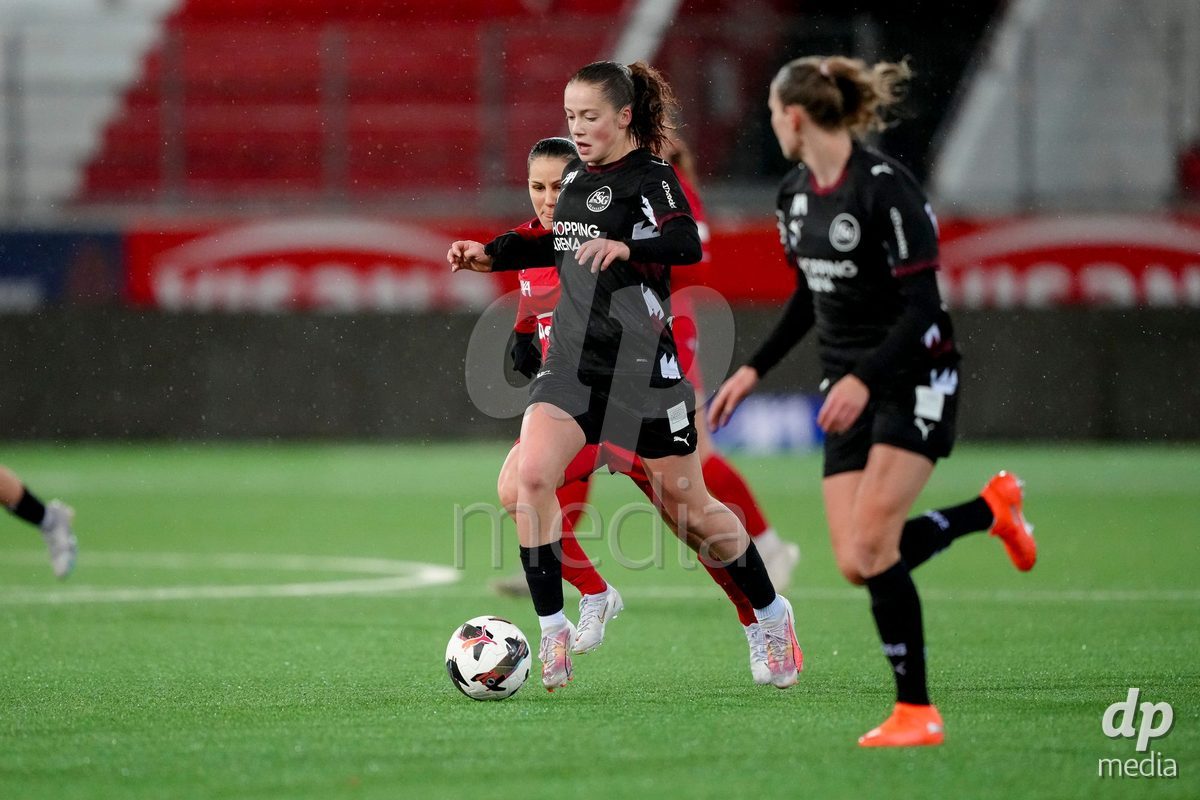 Schweiz: AXA Womens Super League 2025/26, FC Thun vs FC St.Gallen 1879 - Stockhorn Arena, Thun: Lia Ammann (8 FC St.Gallen) in Aktion gegen Simona Rumyanova Stefanova (8 Thun)