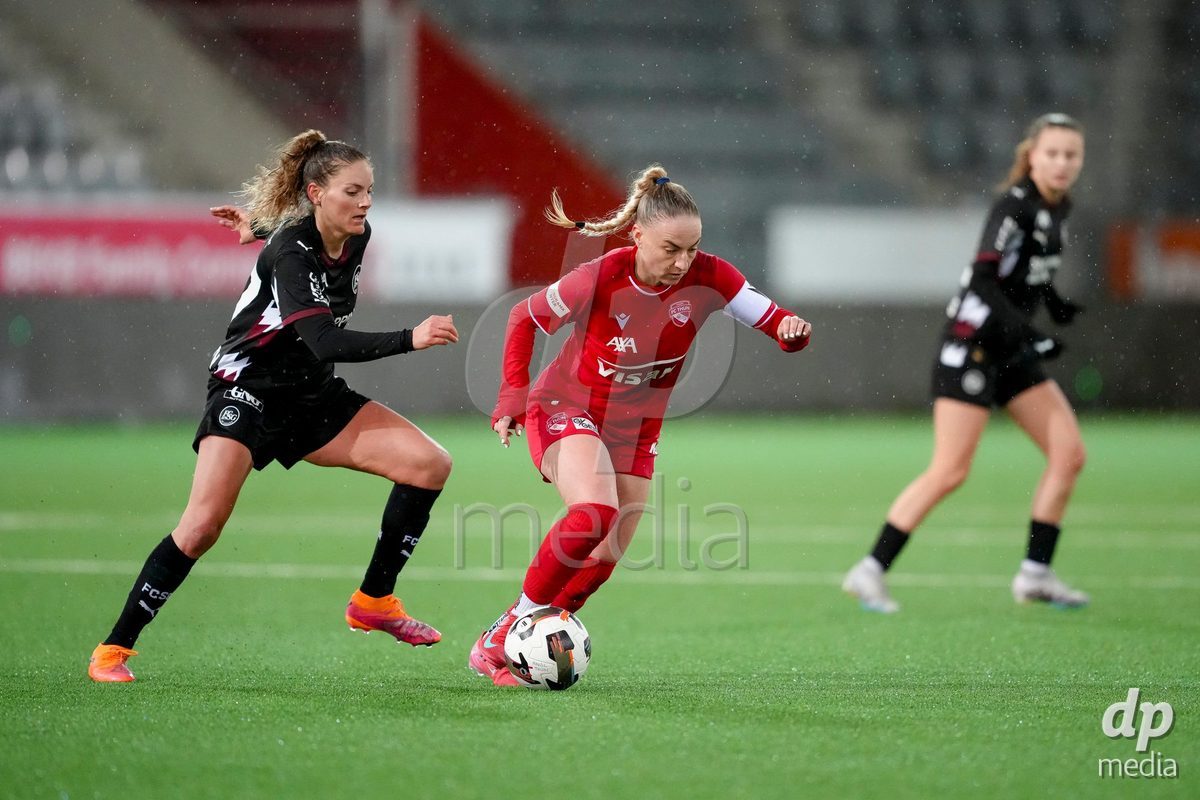Schweiz: AXA Womens Super League 2025/26, FC Thun vs FC St.Gallen 1879 - Stockhorn Arena, Thun: Shenia Schmid (61 Thun) im Duell mit Sara Nilsson (7 FC St.Gallen)
