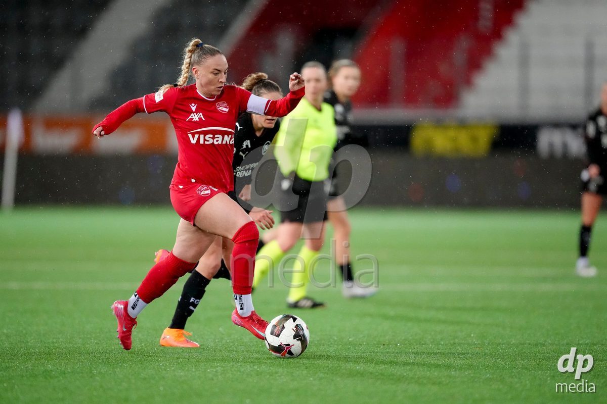 Schweiz: AXA Womens Super League 2025/26, FC Thun vs FC St.Gallen 1879 - Stockhorn Arena, Thun: Shenia Schmid (61 Thun) im Duell mit Sara Nilsson (7 FC St.Gallen)