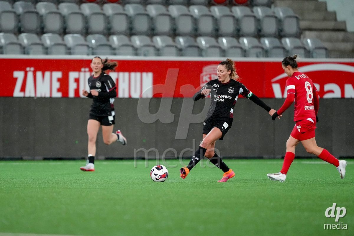 Schweiz: AXA Womens Super League 2025/26, FC Thun vs FC St.Gallen 1879 - Stockhorn Arena, Thun: Sara Nilsson (7 FC St.Gallen) in Aktion