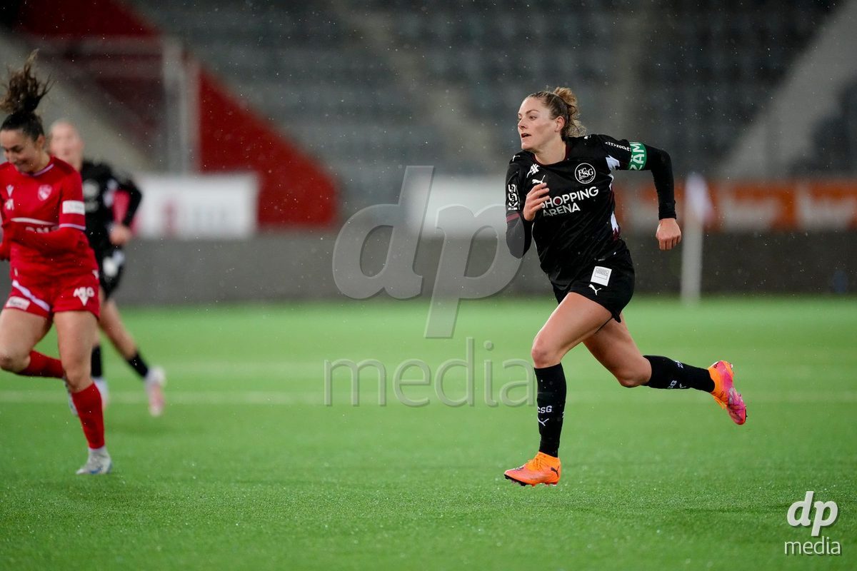 Schweiz: AXA Womens Super League 2025/26, FC Thun vs FC St.Gallen 1879 - Stockhorn Arena, Thun: Eva Bachmann (27 FC St.Gallen) in Aktion