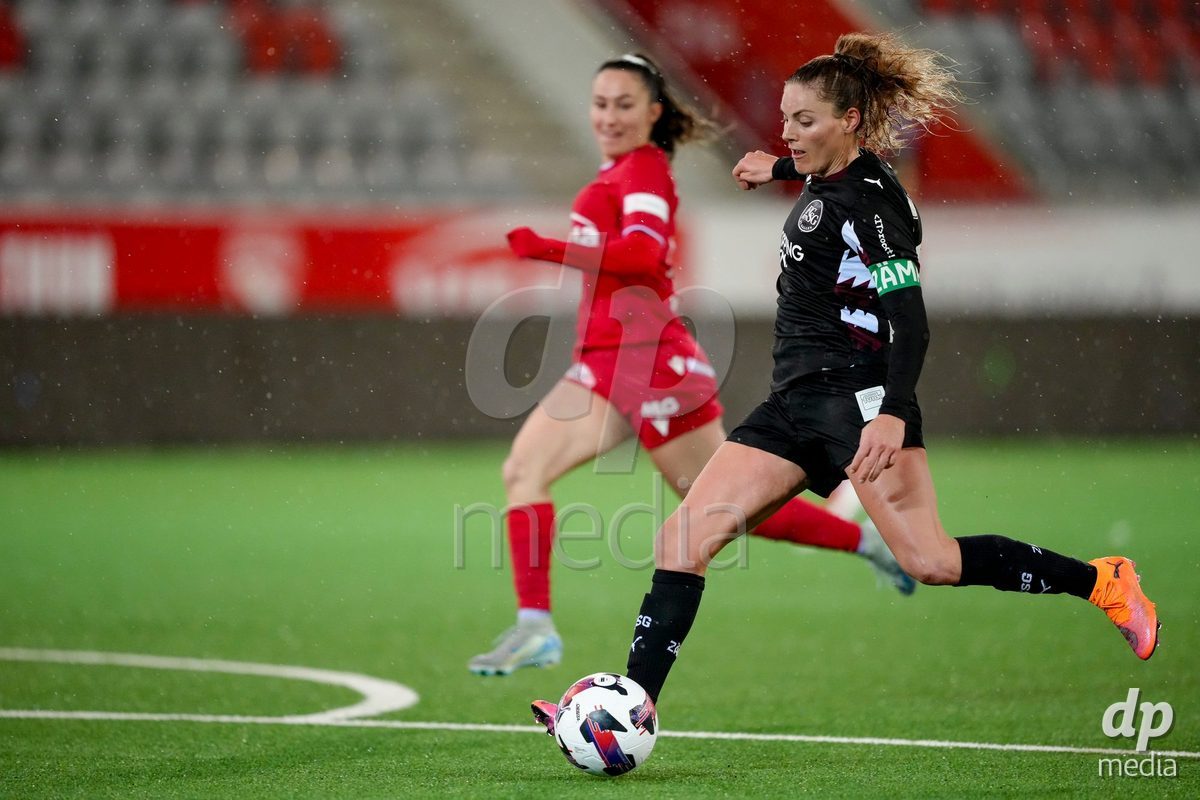 Schweiz: AXA Womens Super League 2025/26, FC Thun vs FC St.Gallen 1879 - Stockhorn Arena, Thun: Eva Bachmann (27 FC St.Gallen) in Aktion