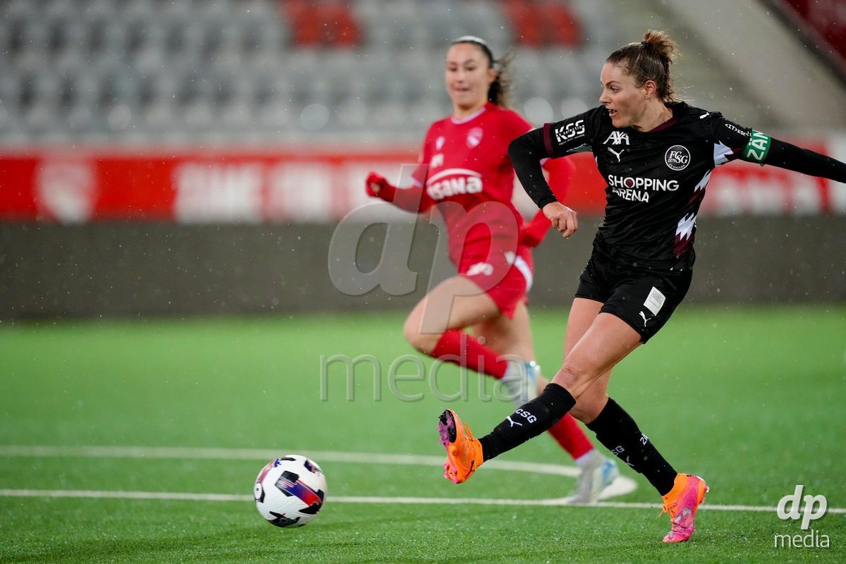Schweiz: AXA Womens Super League 2025/26, FC Thun vs FC St.Gallen 1879 - Stockhorn Arena, Thun: Eva Bachmann (27 FC St.Gallen) in Aktion