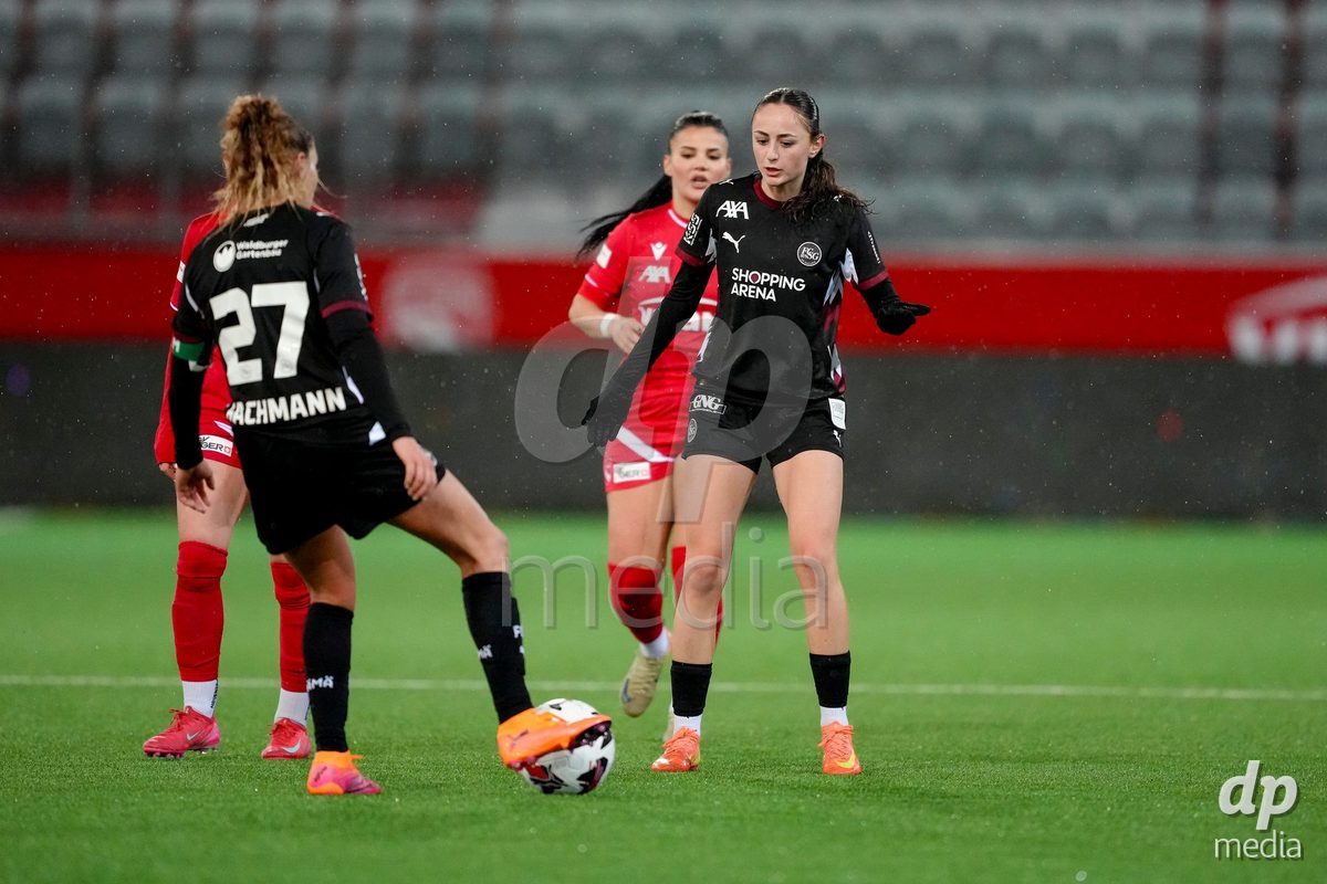 Schweiz: AXA Womens Super League 2025/26, FC Thun vs FC St.Gallen 1879 - Stockhorn Arena, Thun: Eva Bachmann (27 FC St.Gallen) mit Monika Ibishaj (12 FC St.Gallen)