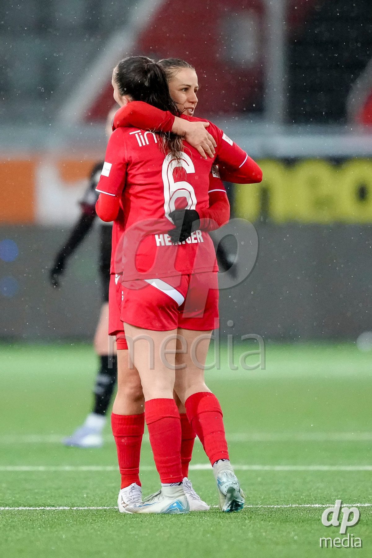 Schweiz: AXA Womens Super League 2025/26, FC Thun vs FC St.Gallen 1879 - Stockhorn Arena, Thun: Simona Rumyanova Stefanova (8 Thun) mit Alisha Heiniger (6 Thun) nach dem Spiel