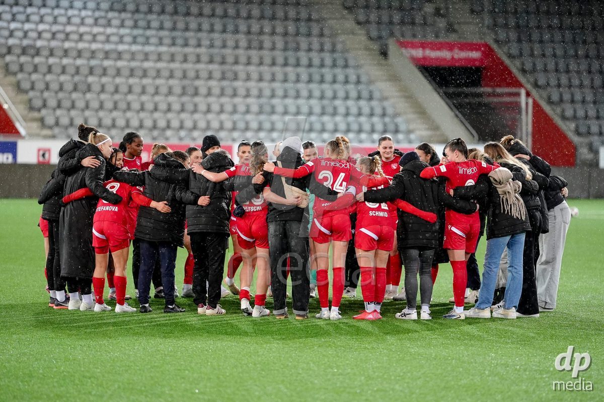 Schweiz: AXA Womens Super League 2025/26, FC Thun vs FC St.Gallen 1879 - Stockhorn Arena, Thun: Spielerinnen des FC Thun nach dem Spiel zusammen