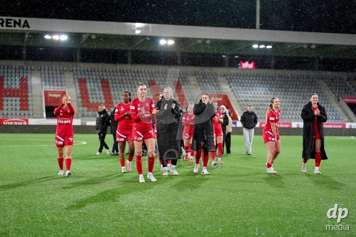 Schweiz: AXA Womens Super League 2025/26, FC Thun vs FC St.Gallen 1879 - Stockhorn Arena, Thun: Spielerinnen des FC Thun nach dem Spiel vor ihren Fans