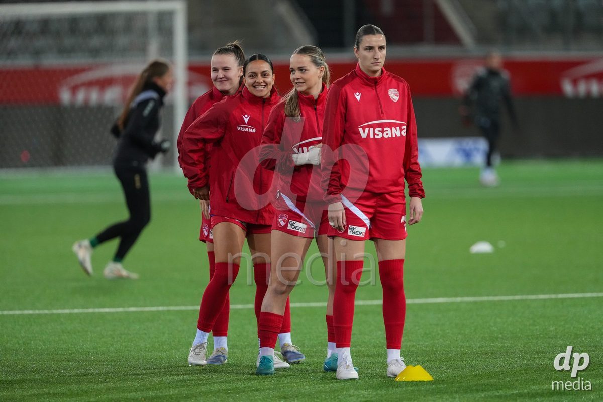 Schweiz: Axa Womens Super League 2025/26, FC Thun vs GC Frauenfussball - Stockhorn Arena, Thun: Spielerinnen von FC Thun während des Aufwärmens