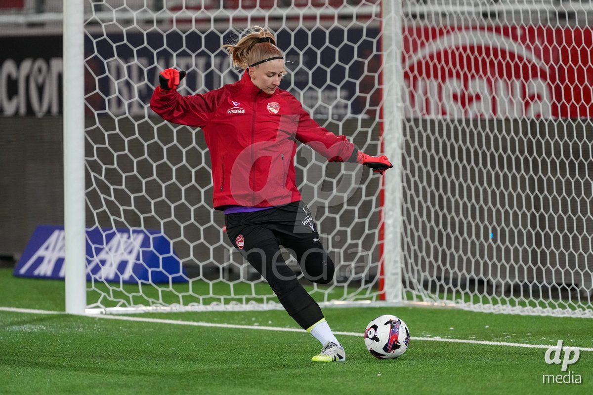Schweiz: Axa Womens Super League 2025/26, FC Thun vs GC Frauenfussball - Stockhorn Arena, Thun: Torhüterin Janine Teuscher (1 Thun) während des Aufwärmens