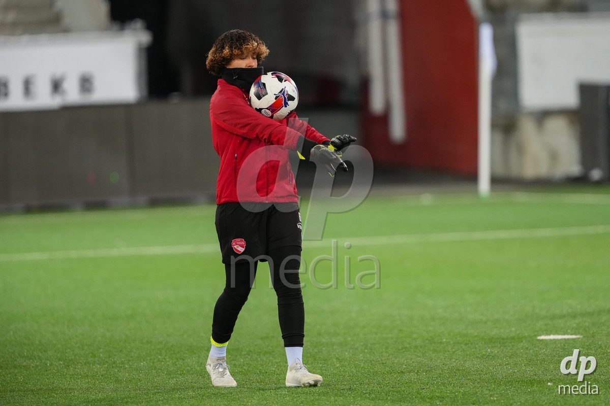 Schweiz: Axa Womens Super League 2025/26, FC Thun vs GC Frauenfussball - Stockhorn Arena, Thun: Torhüterin Jil Beetschen (66 Thun) während des Aufwärmens