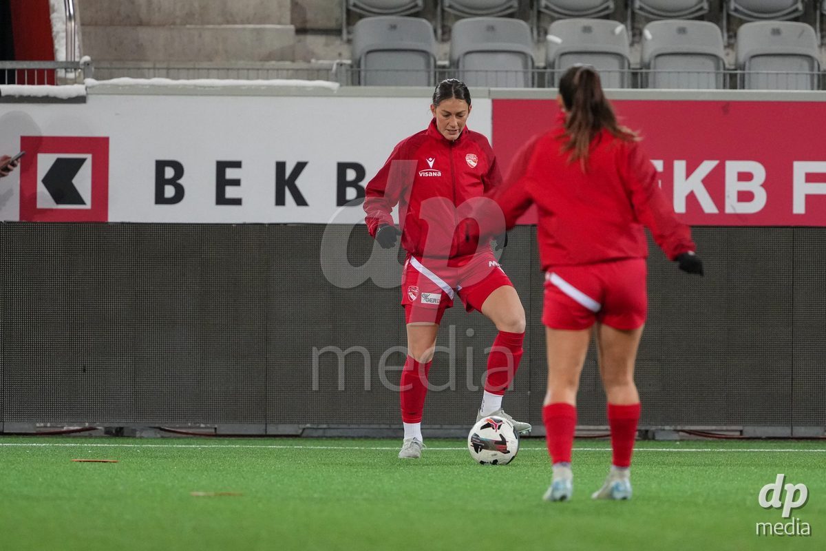 Schweiz: Axa Womens Super League 2025/26, FC Thun vs GC Frauenfussball - Stockhorn Arena, Thun: Simona Rumyanova Petkova (8 Thun) während des Aufwärmens