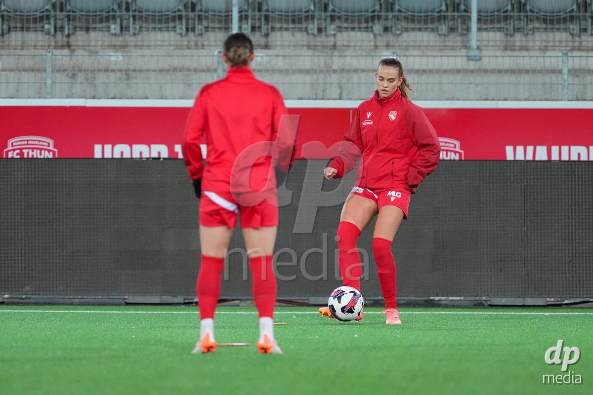 Schweiz: Axa Womens Super League 2025/26, FC Thun vs GC Frauenfussball - Stockhorn Arena, Thun: Sina Schüpbach - Sina Schupbach (5 Thun) während des Aufwärmens