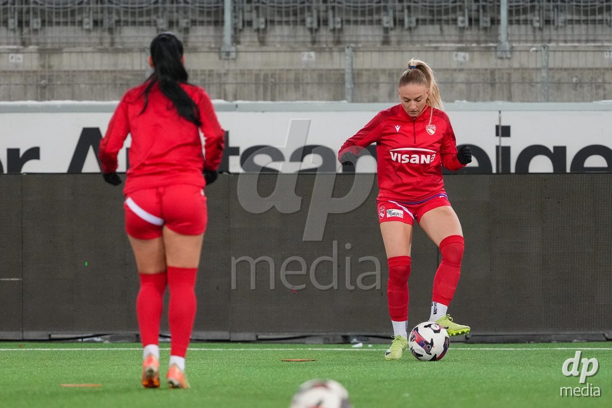 Schweiz: Axa Womens Super League 2025/26, FC Thun vs GC Frauenfussball - Stockhorn Arena, Thun: Shenia Schmid (61 Thun) während des Aufwärmens