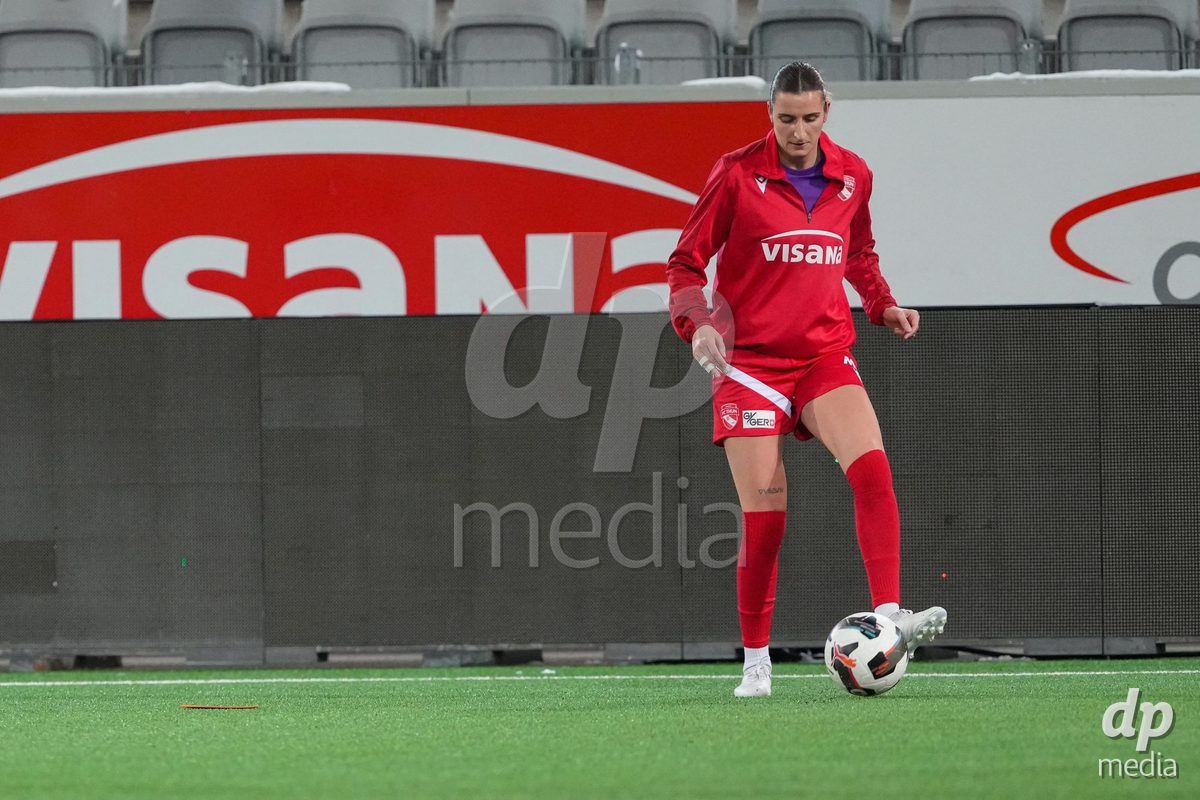 Schweiz: Axa Womens Super League 2025/26, FC Thun vs GC Frauenfussball - Stockhorn Arena, Thun: Selina Ueltschi (11 Thun) während des Aufwärmens