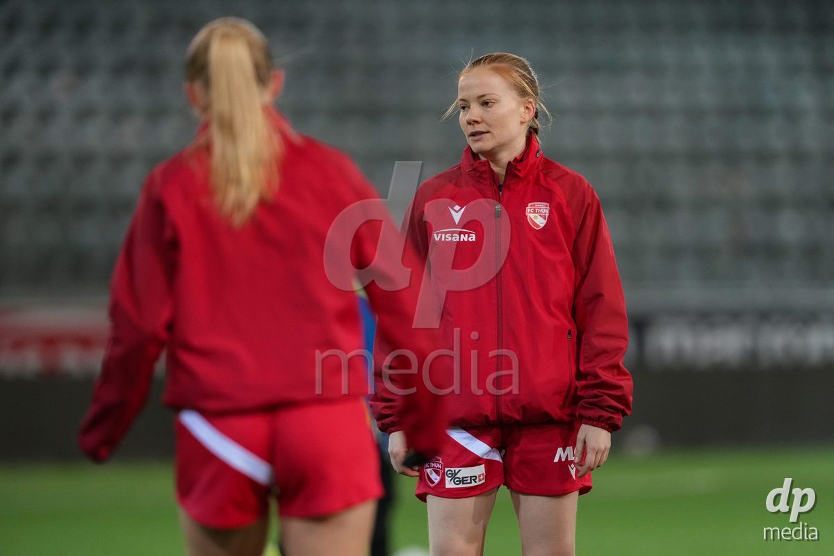 Schweiz: Axa Womens Super League 2025/26, FC Thun vs GC Frauenfussball - Stockhorn Arena, Thun: Karen Martin (25 Thun) während des Aufwärmens