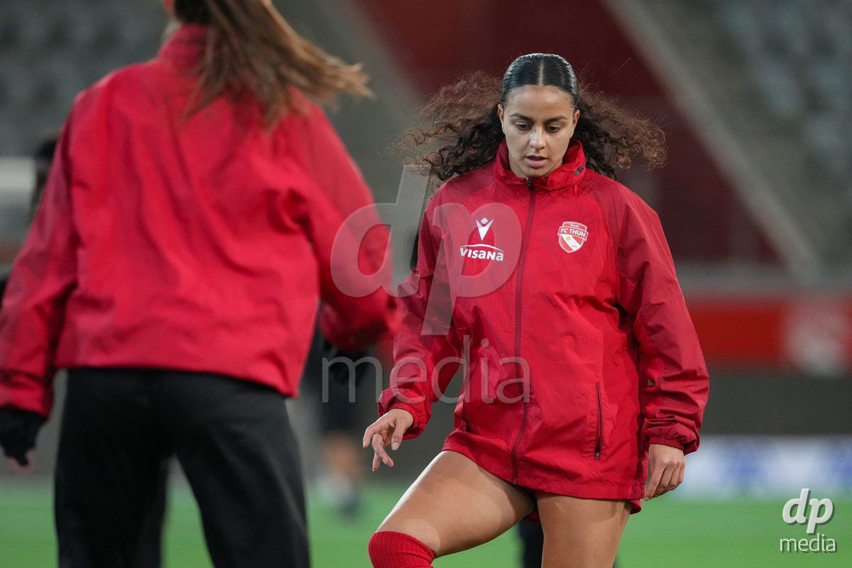 Schweiz: Axa Womens Super League 2025/26, FC Thun vs GC Frauenfussball - Stockhorn Arena, Thun: Rani Christelle Müller - Rani Christelle Muller (4 Thun) während des Aufwärmens