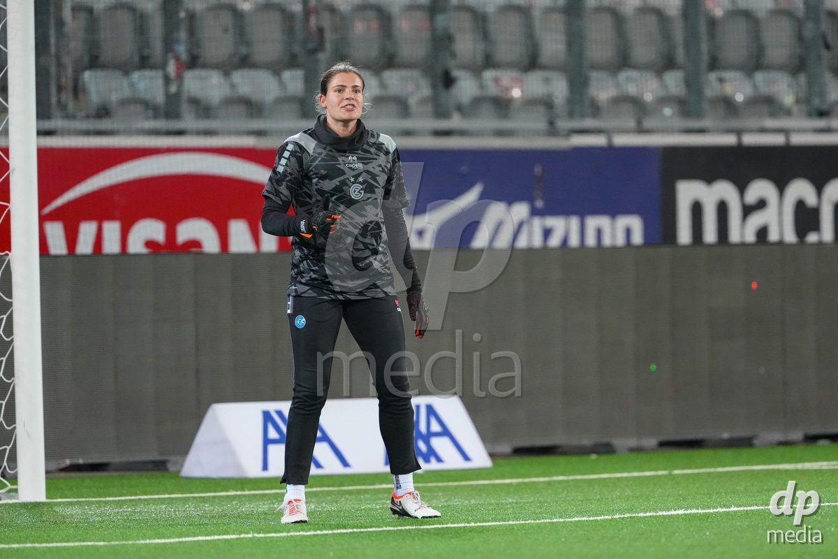 Schweiz: Axa Womens Super League 2025/26, FC Thun vs GC Frauenfussball - Stockhorn Arena, Thun: Torhüterin Lauren Rose Kozal (99 GCZ) während des Aufwärmens