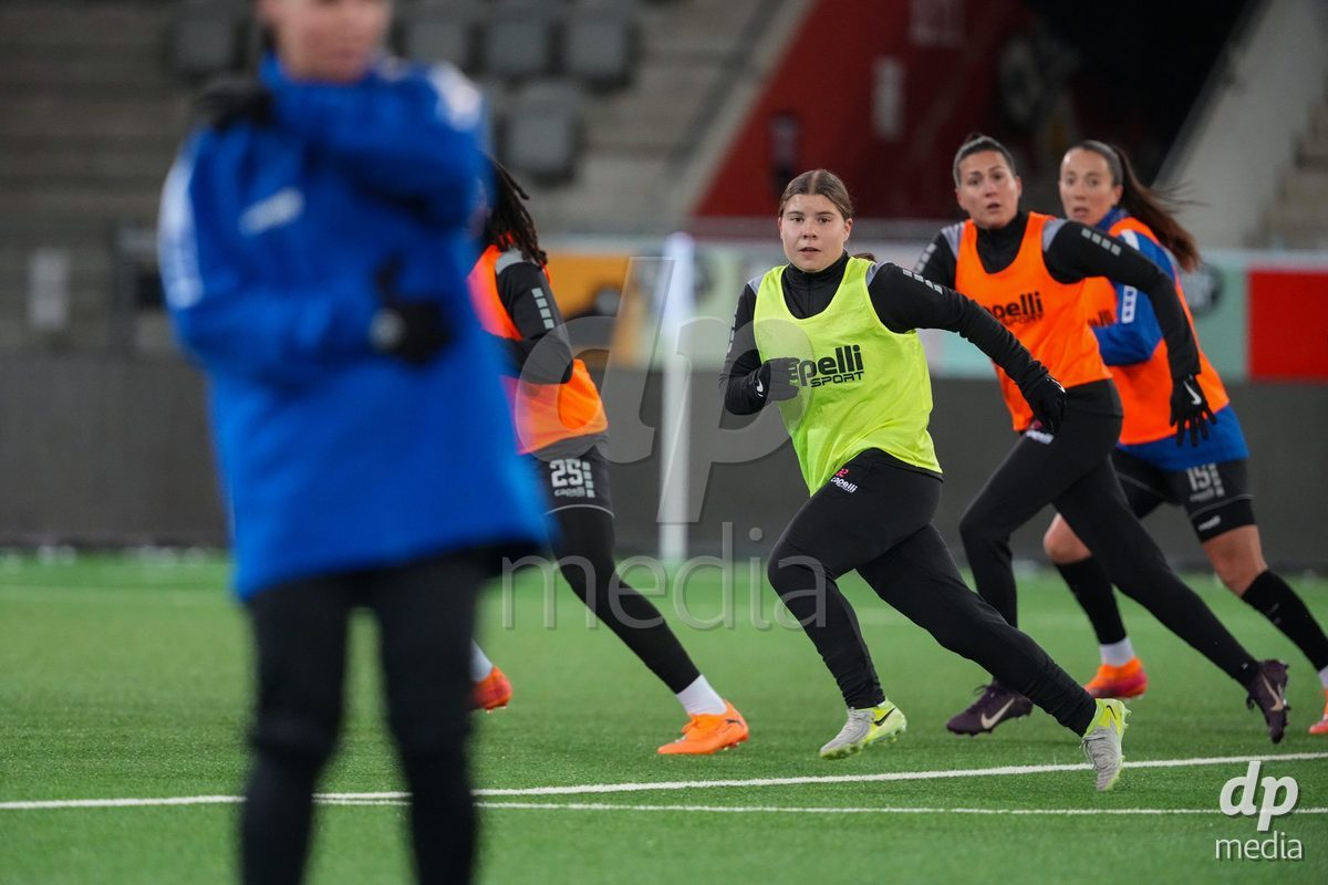 Schweiz: Axa Womens Super League 2025/26, FC Thun vs GC Frauenfussball - Stockhorn Arena, Thun: Michelle Storni (32 GCZ) während des Aufwärmens