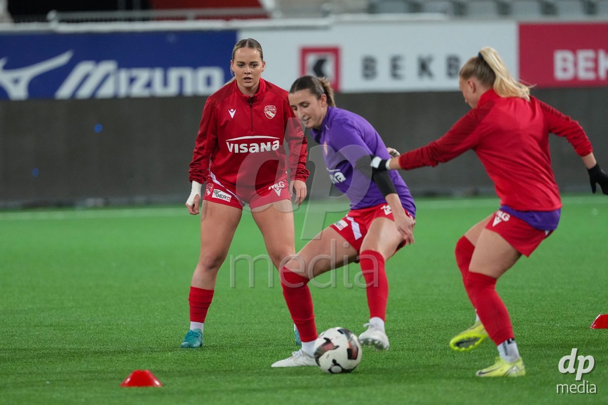 Schweiz: Axa Womens Super League 2025/26, FC Thun vs GC Frauenfussball - Stockhorn Arena, Thun:  Rilana Ueltschi (29 Thun) während des Aufwärmens mit Celine Batschelet (70 Thun) und Shenia Schmid (61 Thun)